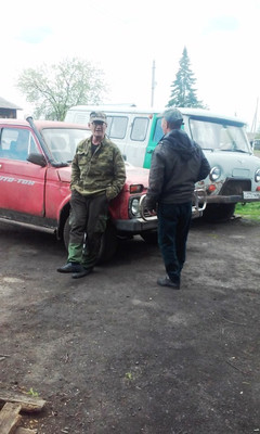 Стоят в сторонке.